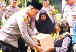 Kapolda Bengkulu Bagikan Bansos di Kepahiang