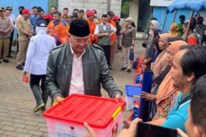 Tinjau Lokasi Bencana, Wisnu Wijaya Serahkan Bantuan Logistik bagi Korban Banjir Semarang