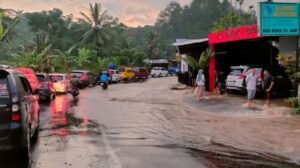 Banjir di Sejumlah Titik Kabupaten Kepahiang, Antrian Kendaraan Mengular