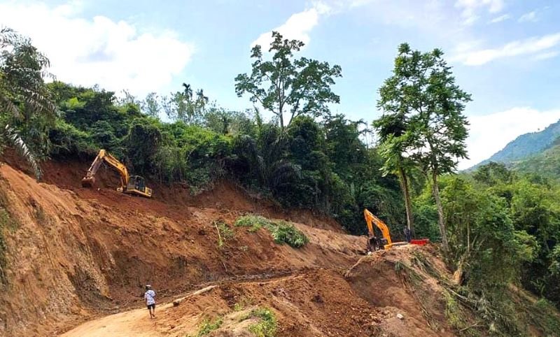 Pasca Longsor, Jalan Lintas Lebong Bengkulu Saat Ini Sudah Dapat Dilewati Mobil