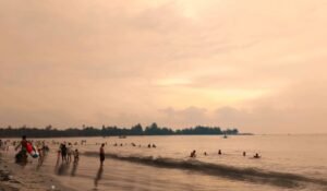 Pantai Jakat, Pasir Coklatnya Menjadi Spot Favorit Wisatawan