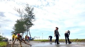 Usai Gelombang Pasang di Pantai Abrasi Mukomuko, Dinas PUPR dan Satlantas Polres Mukomuko Galang Aksi Bersih-Bersih Jalan