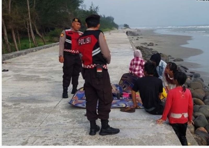 Patroli Sat Samapta Polresta Bengkulu Himbau Pengunjung Pantai Tetap Waspada