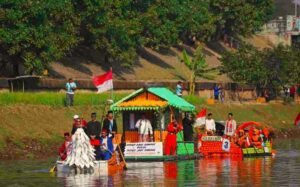 Puluhan Perahu Botol Plastik Bekas AMDK Berlayar di Banjir Kanal Timur Rayakan Hari Sungai Nasional