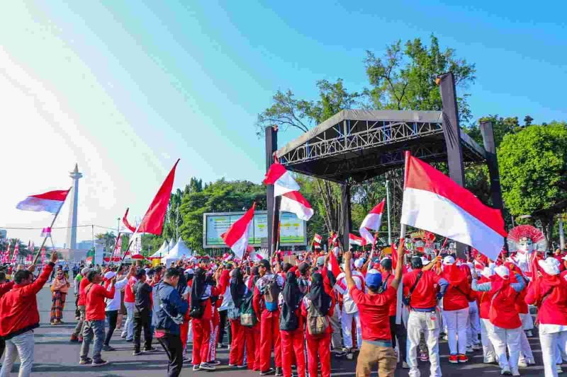 Ribuan Masyarakat Jakarta dan Enam Pangung Hiburan Iringi Kirab Bendera Merah Putih