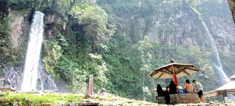 Menyusuri Trekking Menuju Air Terjun Cibeureum