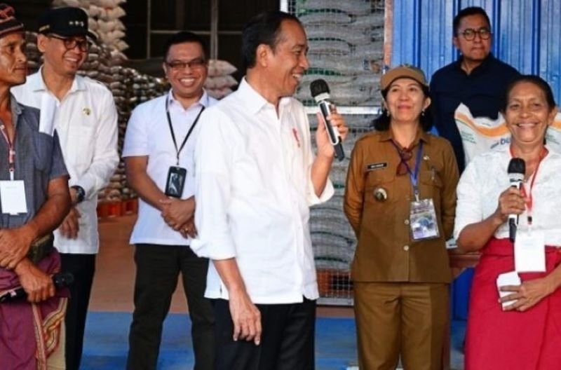 Presiden Jokowi Mengajak Masyarakat Sumba Barat Menyampaikan Usulan Agar Program Bantuan Beras Diteruskan