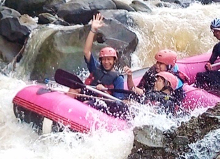 Mengasah Kekompakan melalui Arung Jeram Sungai Cisadane