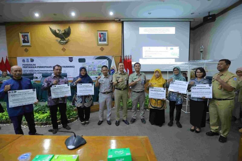 53 Kelompok Tani Jakarta Timur Terima Pembinaan Urban Farming serta Bantuan Peralatan dan Bibit