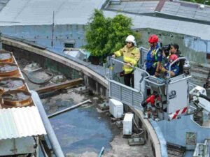 Naik Bronto Skylift, Pj. Gubernur Teguh Tinjau Langsung Kondisi Kebakaran Plaza Glodok