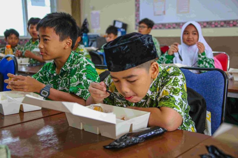 Program Makan Bergizi Gratis untuk Anak Sekolah di Jakarta Dimulai Hari Ini