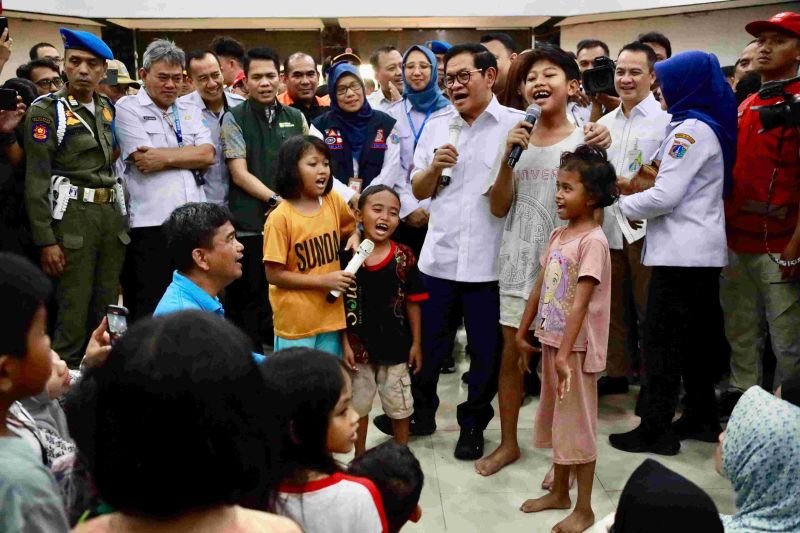 Gubernur Pramono Pastikan Pengungsi Banjir Jakarta Dapat Pelayanan Terbaik