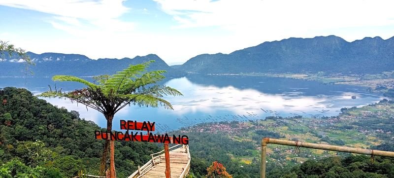 Menikmati Keindahan Danau Maninjau di Atas Puncak Lawang