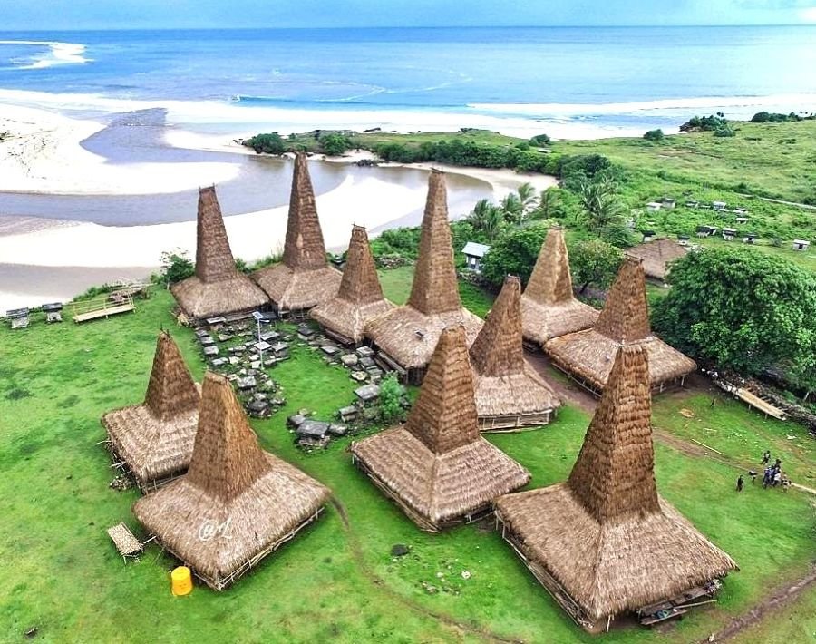 Menikmati Eksotisme Kampung Adat Ratenggaro