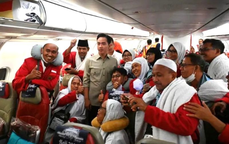 Wapres Gibran Tinjau Layanan Fast Track Makkah Route dan Lepas Jemaah Haji Embarkasi Surakarta