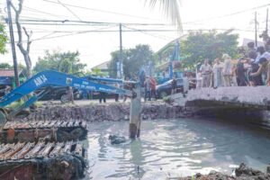 Gubernur Pramono Tinjau Pengerukan Kali Irigasi Bekasi Tengah