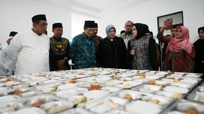 Menag Nasaruddin Meresmikan Dapur Makan Bergizi Gratis Pertama di Bone, Siap Layani Ribuan Santri Pesantren