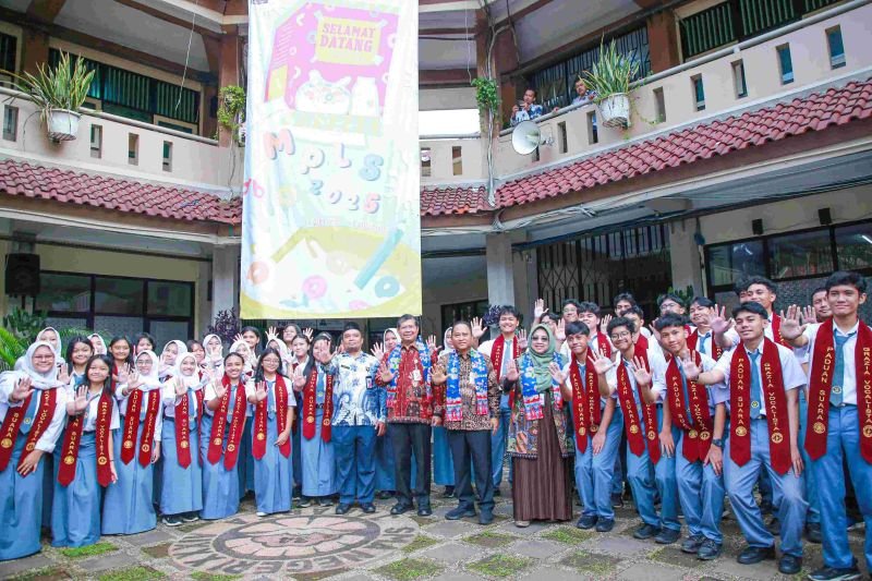 Sekda Marullah Tinjau MPLS di Dua Sekolah