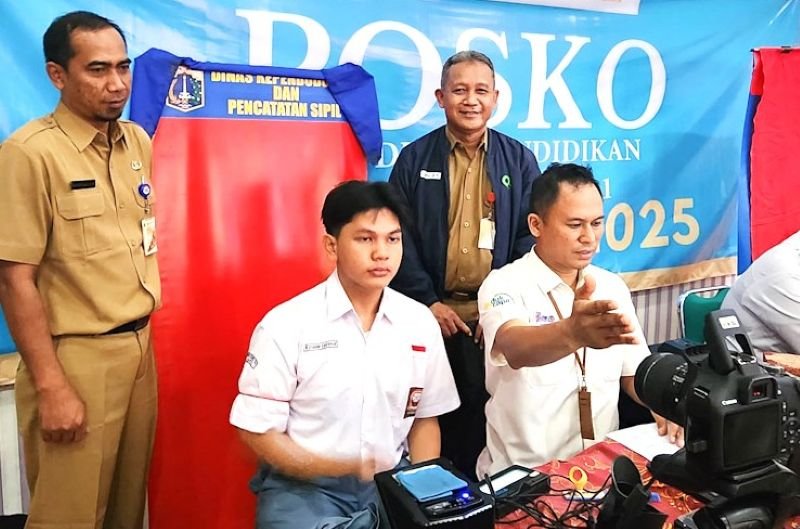 Pelajar SMU Jakarta Selatan Memanfaatkan Layanan Jemput Bola Adminduk