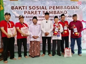 Wali kota Jakarta Timur Menyerahkan Paket Sembako dan APAR