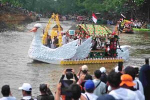 Peringati Hari Sungai Sedunia, Ramaikan Sungai Ciliwung dengan Perahu Daur Ulang