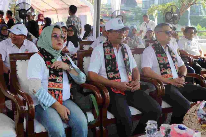 Peringati Hari Sungai Sedunia, Ramaikan Sungai Ciliwung dengan Perahu Daur Ulang