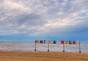 Pantai Ambalat, Pantai Cantik dengan Panorama Jejeran Pohon Pinus
