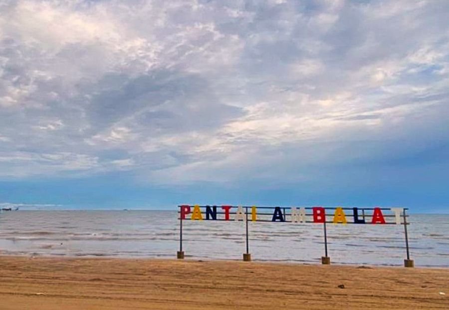 Pantai Ambalat, Pantai Cantik dengan Panorama Jejeran Pohon Pinus