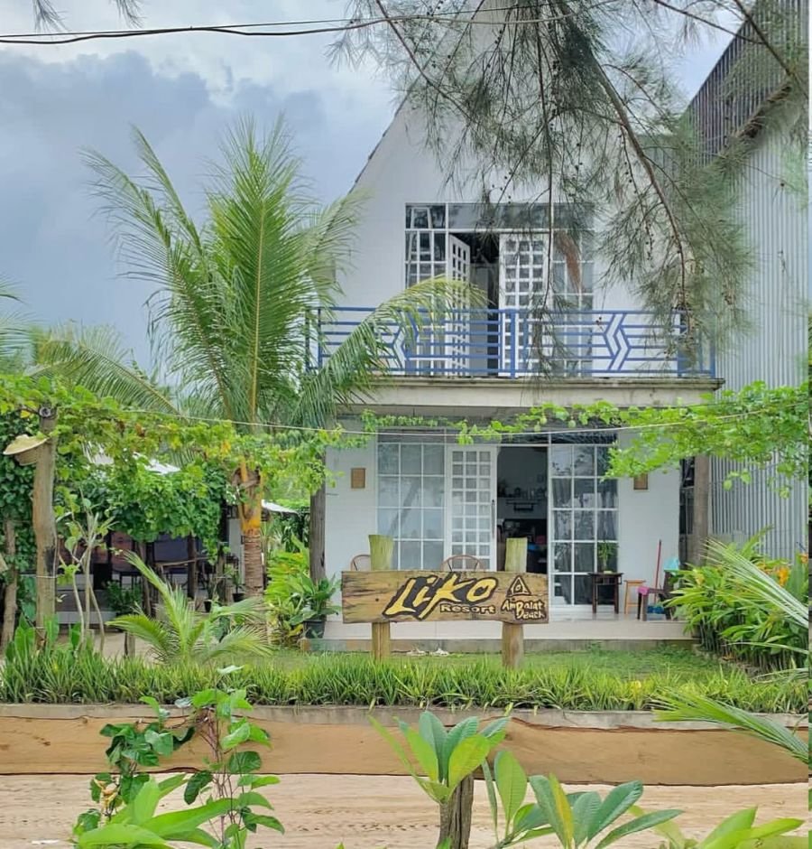Pantai Ambalat, Pantai Cantik dengan Panorama Jejeran Pohon Pinus