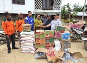 Azhari Gerilya Bantu Korban Banjir di Aceh