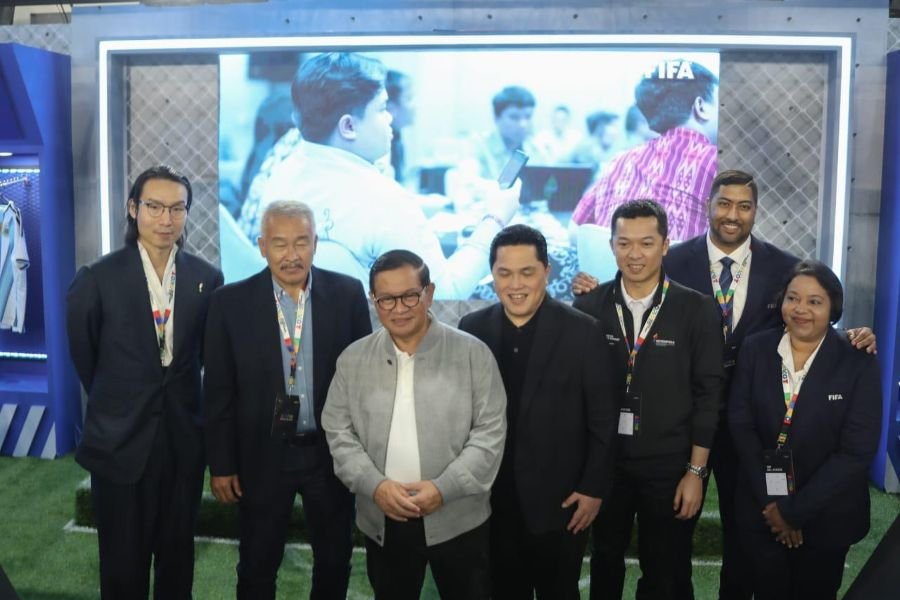 SriSundari - Pemerintah Provinsi (Pemprov) DKI Jakarta berkomitmen memperkuat ekosistem olahraga sebagai bagian dari upaya meningkatkan daya saing Jakarta menuju kota global. Hal ini ditegaskan Gubernur DKI Jakarta, Pramono Anung saat menghadiri Forum Utama Indonesia Sports Summit 2025 yang berlangsung di Indonesia Arena Senayan, Jakarta Pusat, Sabtu (6/12/2025).
Dalam kesempatan ini, Gubernur Pramono menjelaskan, bahwa Jakarta menargetkan masuk jajaran Top 50 Global Cities pada 2030 dan Top 20 pada 2045. Hal ini sejalan dengan adanya sejumlah indikator peningkatan kualitas kota, antara lain kenaikan peringkat Jakarta dari 74 menjadi 71 dalam Global City Index.
Selain itu, Gubernur Pramono juga mengungkapkan, ekosistem olahraga dan wellness ditempatkan sebagai sektor strategis dalam pembangunan kota.
“Sektor sport tourism di Jakarta menunjukkan pertumbuhan yang pesat dan kini menjadi daya tarik bagi wisatawan maupun investor,” ujar Gubernur Pramono.
Selain itu, perkembangan sport lifestyle economy yang menjadi tren global dinilai membuka peluang ekonomi yang besar bagi masyarakat.
“Olahraga kini bukan lagi sekadar pertandingan, tetapi identitas, gaya hidup, dan industri bernilai triliunan rupiah,” kata Gubernur Pramono.
Gubernur Pramono turut menyoroti meningkatnya aktivitas olahraga di Jakarta yang tercermin dari maraknya penyelenggaraan kegiatan seperti maraton, e-sports, bela diri, futsal, dan basket yang secara rutin memenuhi kalender kegiatan kota.
“Hal ini menunjukkan Jakarta sebagai kota dengan aktivitas olahraga yang dinamis,” ungkap Gubernur Pramono.
Pada forum yang juga dihadiri oleh Menteri Pemuda dan Olahraga Republik Indinesia, Erick Thohir, Gubernur Pramono juga menceritakan bahwa Pemprov DKI Jakarta tengah merevitalisasi sejumlah ruang publik, mulai dari taman kota, gelanggang remaja, hingga fasilitas sosial, agar dapat menjadi pusat kegiatan masyarakat yang multifungsi. Namun, ia menekankan bahwa transformasi tersebut tidak sepenuhnya dapat bergantung pada Anggaran Pendapatan dan Belanja Daerah (APBD).
“Kami membutuhkan pembiayaan kreatif, termasuk skema public private partnership, konsesi, hingga pola pengelolaan bersama. Dengan begitu, aset olahraga dapat memberikan nilai ekonomi, manfaat sosial, dan dampak lingkungan yang berkelanjutan,” jelasnya.
Beberapa aset daerah yang dikembangkan untuk memperkuat aktivitas masyarakat antara lain GOR Bulungan, Lapangan Blok S, serta kawasan GOR dan Waduk Sunter. Selain itu, aset BUMD PT Jakarta Propertindo (Jakpro) seperti Jakarta International Stadium (JIS), Jakarta International Velodrome (JIV), Jakarta International Equestrian Park (JIEP), dan kawasan Ancol juga dipersiapkan sebagai pusat penyelenggaraan olahraga dan hiburan berskala internasional.
Gubernur Pramono mencontohkan pemanfaatan JIS yang saat ini menjadi markas klub sepak bola Persija dan turut menarik minat wisatawan yang ingin merasakan atmosfer khas Jakarta.
Seluruh rencana pengembangan ini, menurut Gubernur Pramono, diarahkan untuk membentuk kawasan multifungsi yang mengintegrasikan olahraga, hunian, rekreasi, hiburan, dan kegiatan ekonomi. Pemprov DKI juga memastikan seluruh kawasan tersebut terhubung dengan jaringan transportasi publik melalui konsep Transit Oriented Development (TOD).
“Jakarta membuka pintu kolaborasi seluas-luasnya bagi kemitraan, investasi, dan inovasi. Kami ingin membangun ekosistem olahraga yang sehat, tangguh, dan berdaya saing global,” tandas Gubernur Pramono.(Rafa)