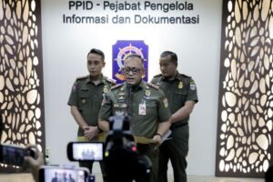 Satpol PP DKI Tertibkan 16 Konstruksi Reklame Berkarat