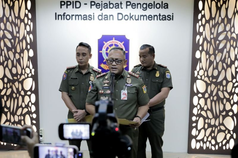 Satpol PP DKI Tertibkan 16 Konstruksi Reklame Berkarat