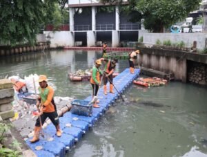 1.790 Pasukan Orange DLH DKI Siaga Tangani Sampah Dampak Banjir DKI Jakarta