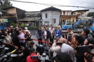 Gubernur Pramono Tinjau Pengerukan Kali Cakung Lama Rawa Indah, Pastikan Normalisasi Tuntas 2027