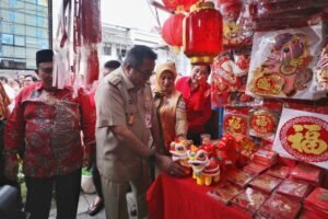 Wagub Rano bersama Rombongan Kunjungi Bazar dan Vihara Dharma Bakti Glodok Jelang Persiapan Imlek
