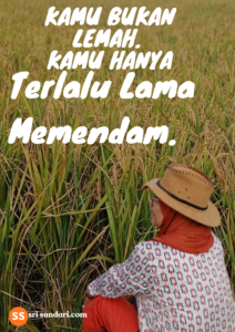 Wanita dewasa duduk di sawah dengan tulisan motivasi “Kamu Bukan Lemah, Kamu Hanya Terlalu Lama Memendam” tentang penyembuhan luka emosional melalui hipnoterapi.