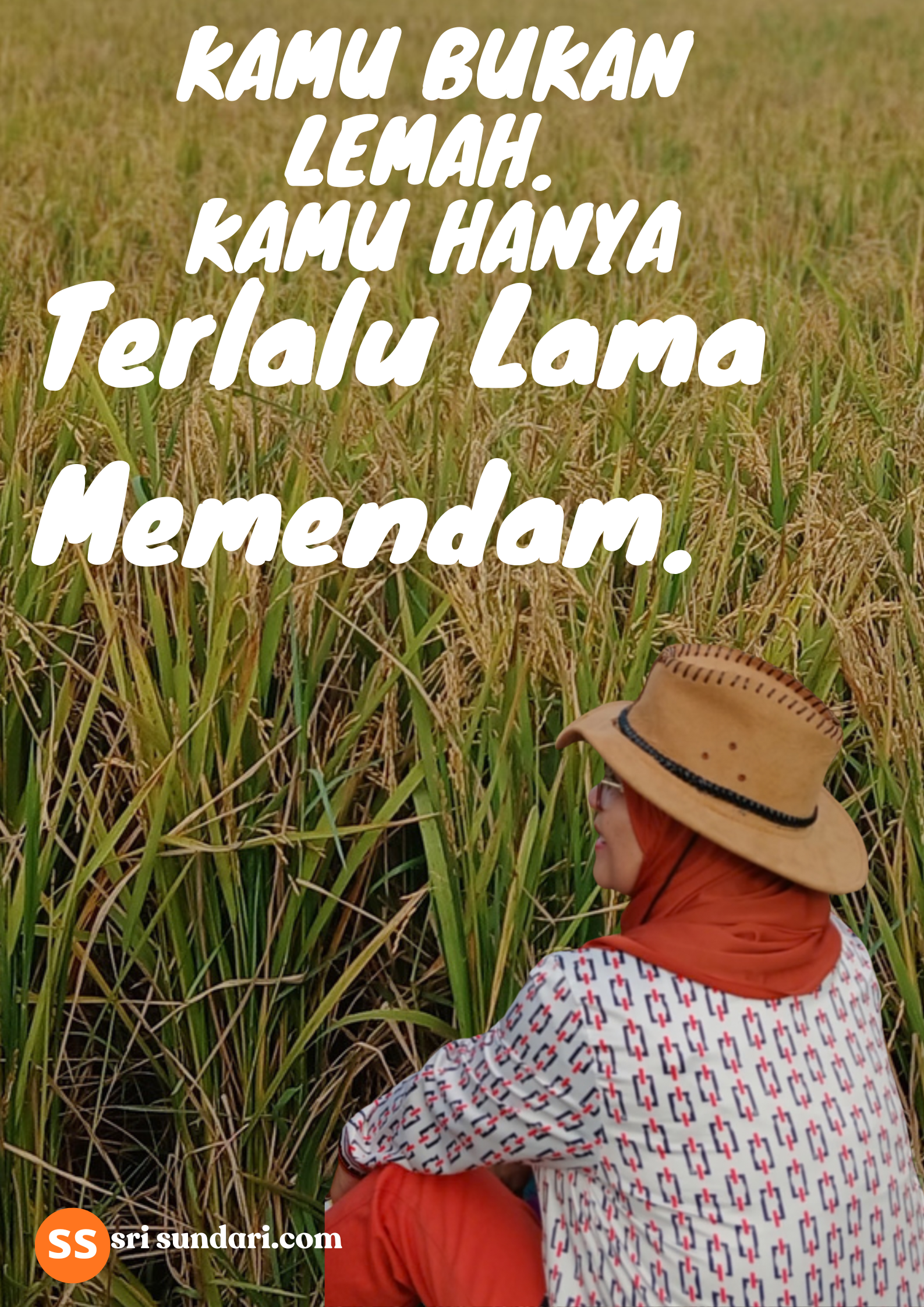 Wanita dewasa duduk di sawah dengan tulisan motivasi “Kamu Bukan Lemah, Kamu Hanya Terlalu Lama Memendam” tentang penyembuhan luka emosional melalui hipnoterapi.
