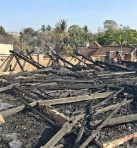 Ratusan Rumah Tradisional di Desa Sade Ludes Terbakar