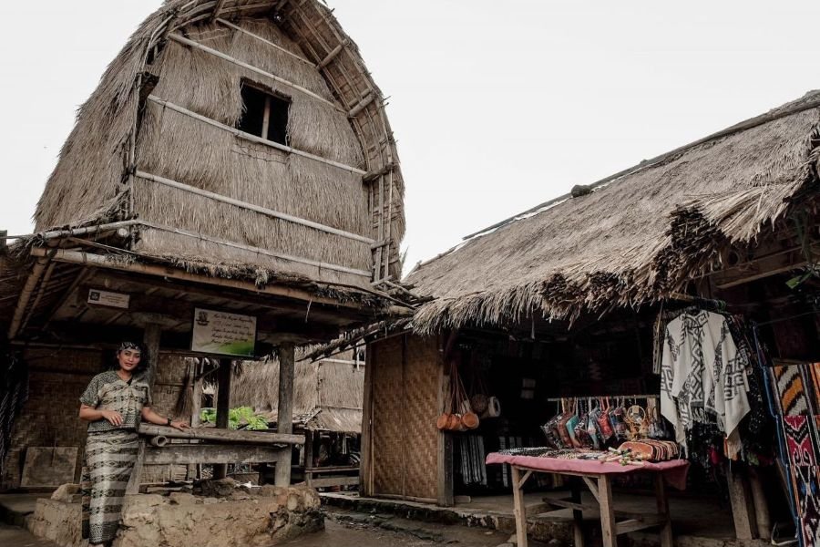 Ratusan Rumah Tradisional di Desa Sade Ludes Terbakar