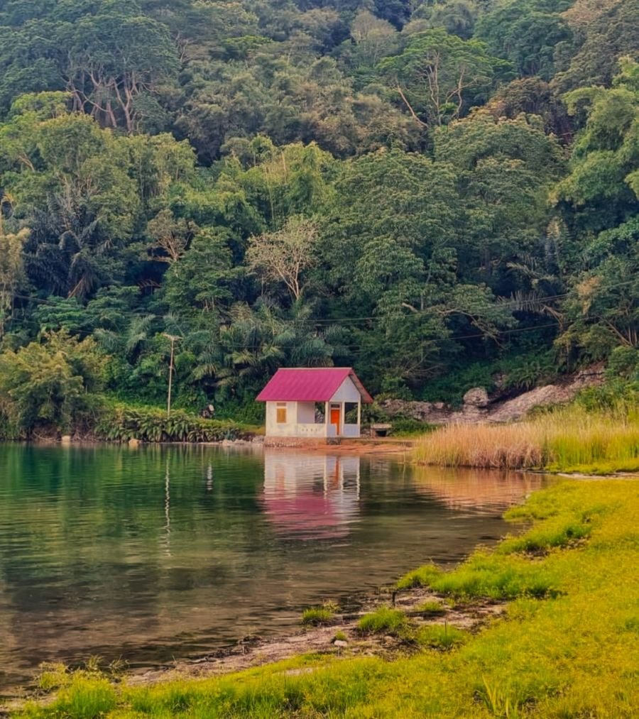 Hanyut dalam Pesona Danau Sano Nggoang